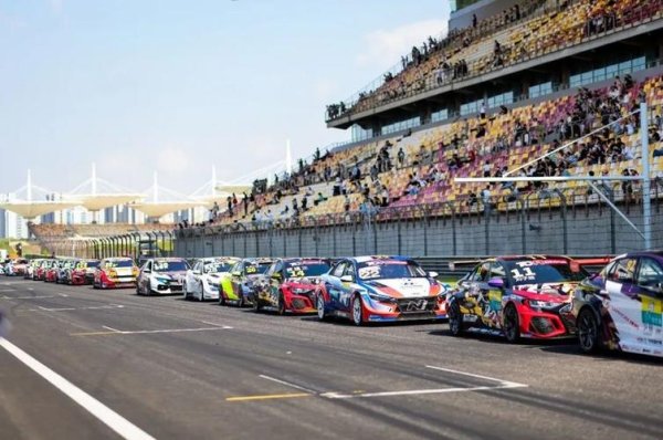 星空体育网址 CTCC飞驰赛道20载再现缤纷周末 明星观众围场齐聚