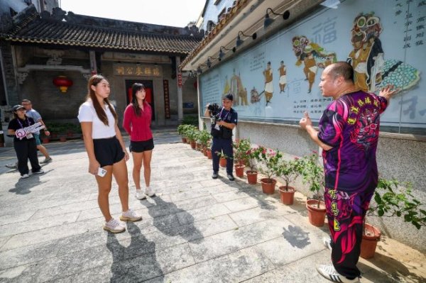 星空体育 青春力量邂逅非遗！中国小花沉浸式体验麒麟舞文化